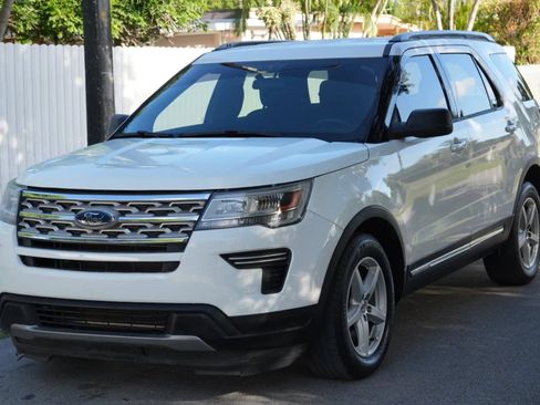Used 2018 Ford Explorer XLT FWD image 4