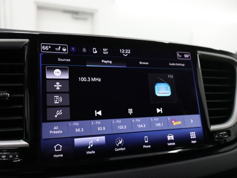 Used 2024 Chrysler Pacifica Touring-L image 11