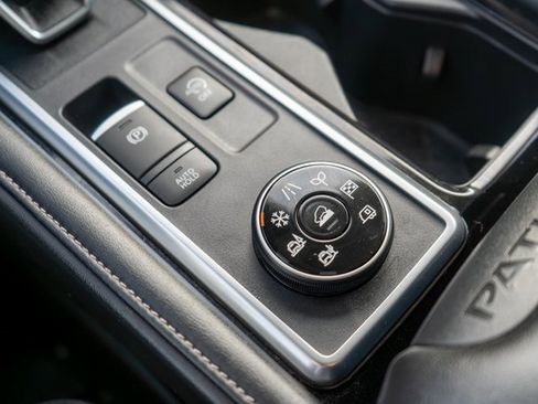 Used 2024 Nissan Pathfinder SL w/ Black Appearance Package image 32