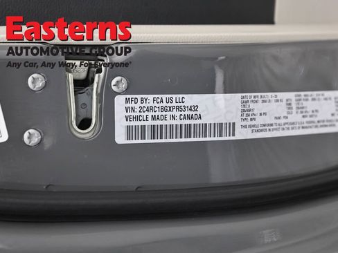 Used 2023 Chrysler Pacifica Touring-L FWD image 38