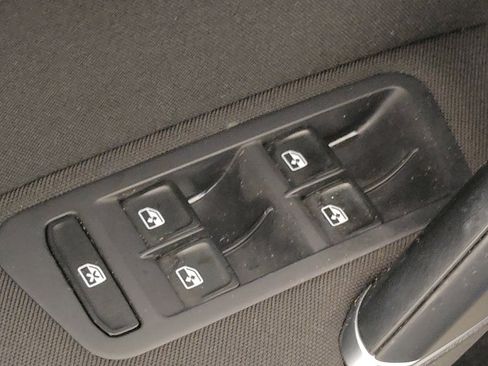 Used 2017 Volkswagen Golf S image 27