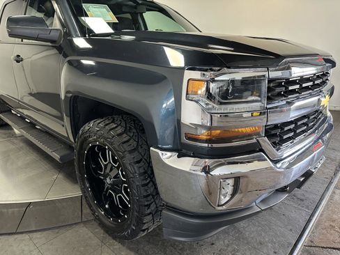 Used 2018 Chevrolet Silverado 1500 LT w/ LT Convenience Package image 3
