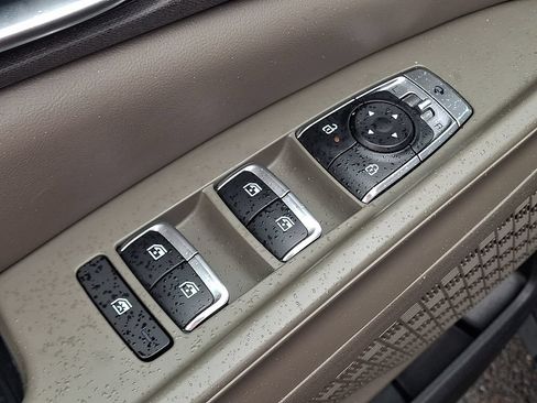 Used 2025 Kia Carnival EX FWD image 26