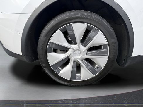 Used 2021 Tesla Model Y Long Range image 11