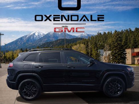Used 2023 Jeep Cherokee Altitude Lux AWD/4WD image 2