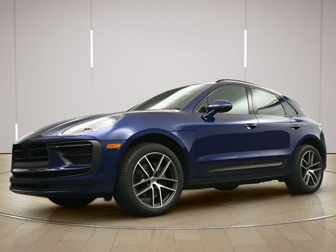 Certified 2025 Porsche Macan AWD/4WD image 30