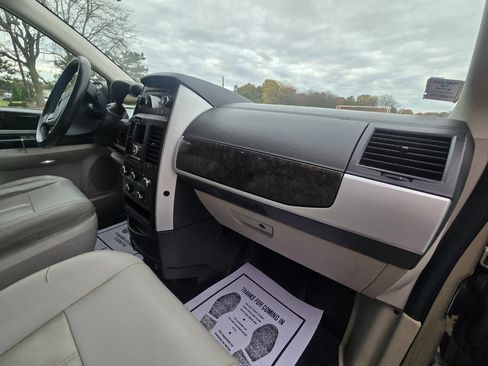 Used 2010 Dodge Grand Caravan SXT image 28