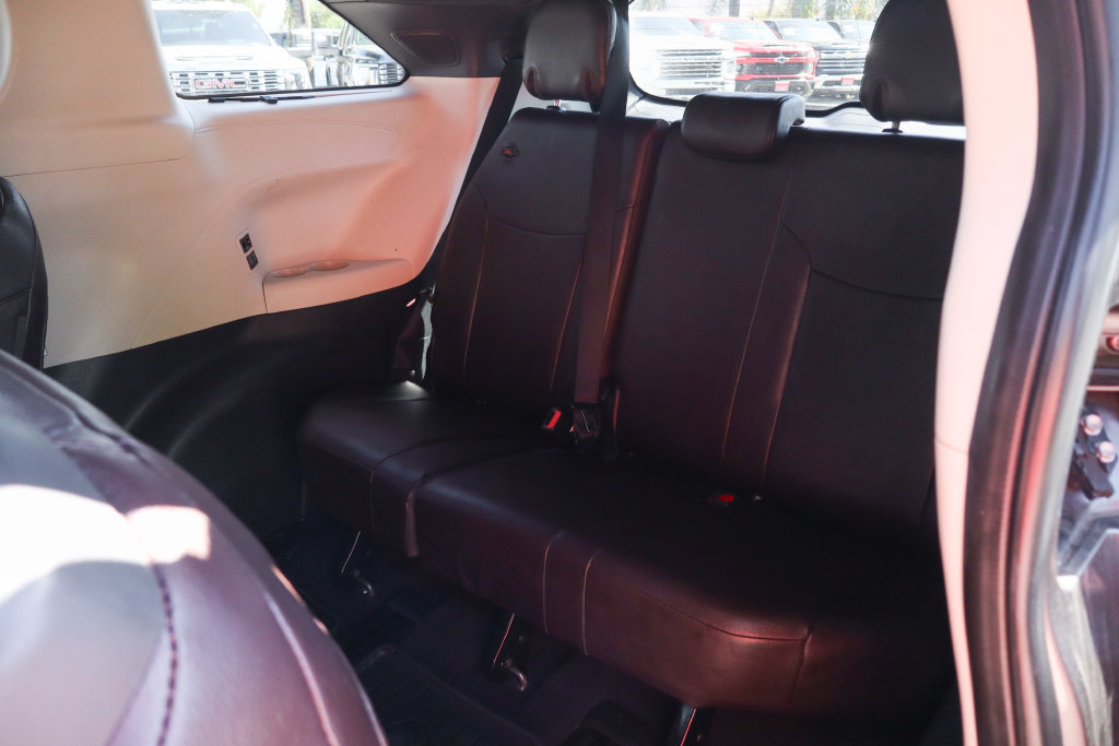 Used 2021 Toyota Sienna Platinum AWD/4WD image 43