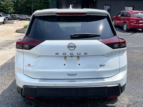 Used 2024 Nissan Rogue SV FWD image 8