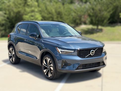 New 2026 Volvo XC40 B5 Plus w/ Climate Package AWD/4WD image 4
