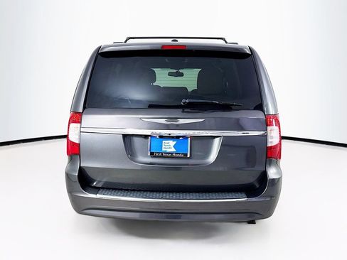 Used 2016 Chrysler Town & Country Touring w/ Driver Convenience Group FWD image 6