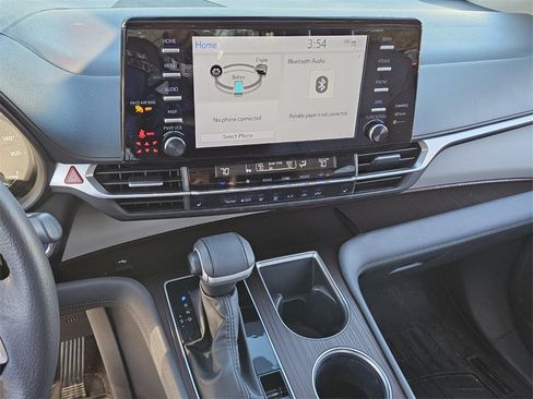 Used 2023 Toyota Sienna XLE image 18