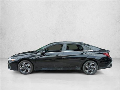 Used 2025 Hyundai Elantra SEL FWD image 8