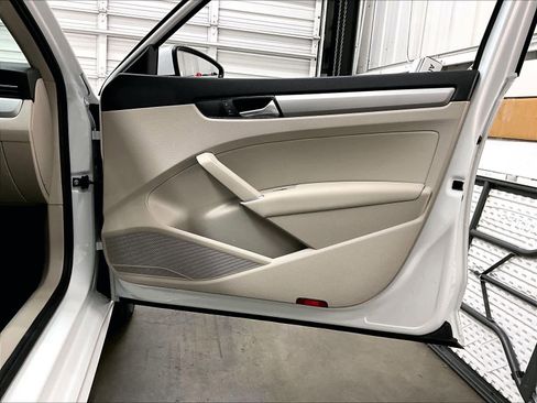 Used 2021 Volkswagen Passat 2.0T SE w/ Luggage Net & Mats Package image 20