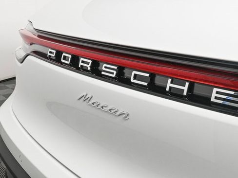 Certified 2025 Porsche Macan image 36