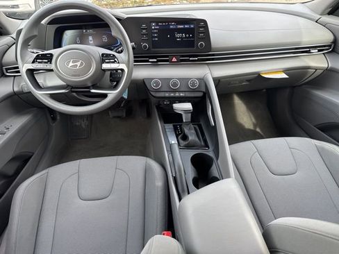 Certified 2025 Hyundai Elantra SE image 4
