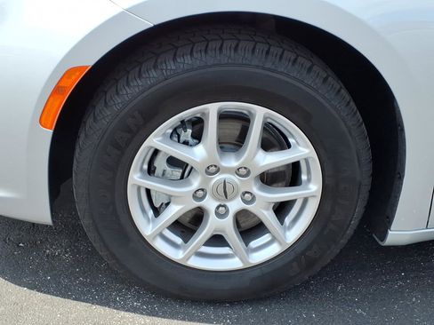 Used 2024 Chrysler Pacifica Touring-L FWD image 32