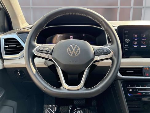 Used 2025 Volkswagen Taos SE AWD/4WD image 18