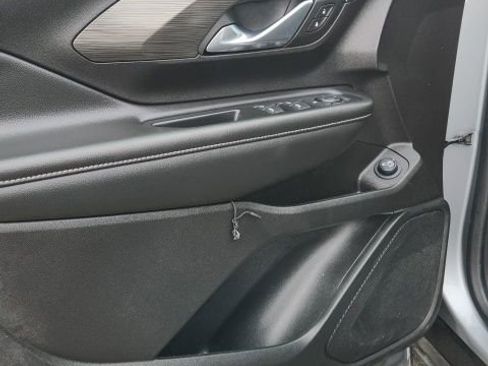 Used 2024 GMC Terrain SLT image 9