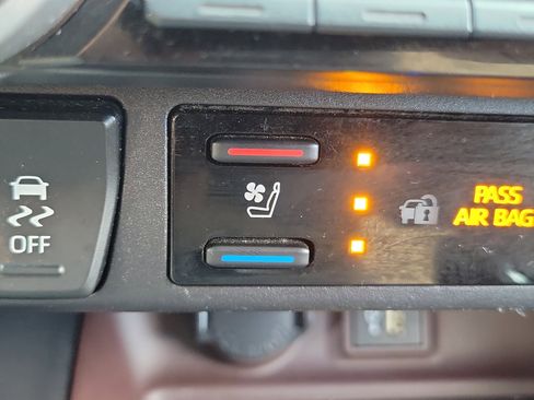 Used 2025 Toyota RAV4 Limited image 24