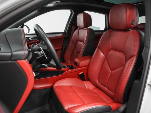 Certified 2024 Porsche Macan Turbo AWD/4WD image 50