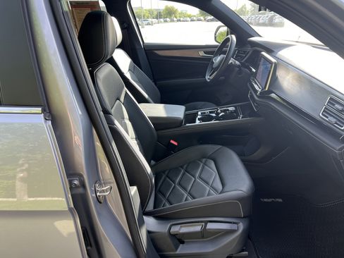 Certified 2025 Volkswagen Atlas Cross Sport SE w/ Panoramic Sunroof Package FWD image 27