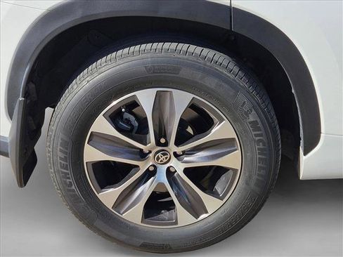 Used 2023 Toyota Highlander XLE image 25