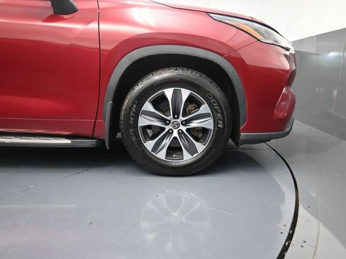 Used 2022 Toyota Highlander XLE FWD image 5