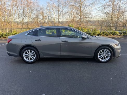 Used 2017 Chevrolet Malibu LT image 3