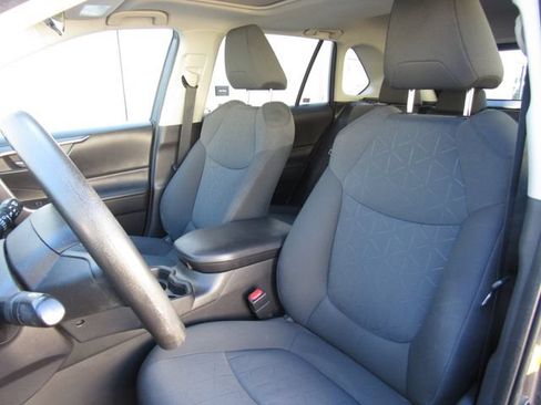 Used 2019 Toyota RAV4 XLE w/ Carpet Mat Package AWD/4WD image 11