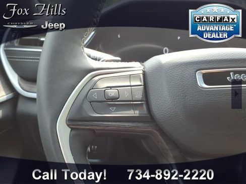 Used 2025 Jeep Grand Cherokee Limited AWD/4WD image 17