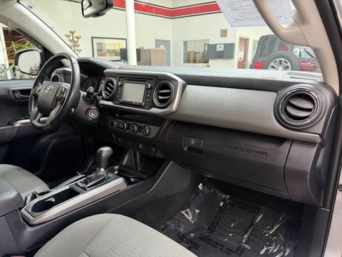 Used 2017 Toyota Tacoma SR5 w/ Tow Package AWD/4WD image 18