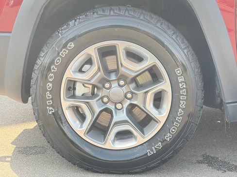 Used 2019 Jeep Cherokee Trailhawk AWD/4WD image 11