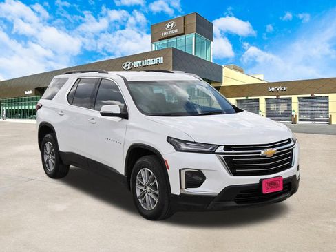 Used 2023 Chevrolet Traverse LT image 3