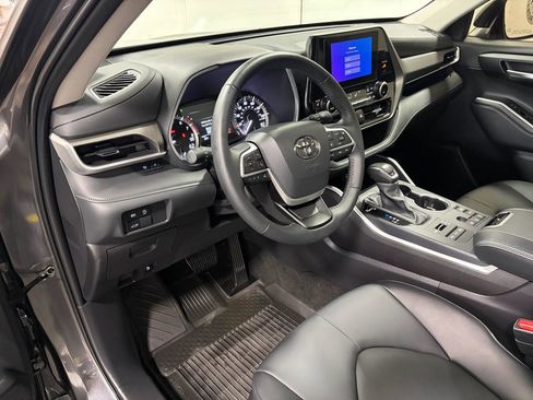 Used 2025 Toyota Highlander XLE image 35