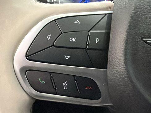 Used 2018 Chrysler Pacifica Limited image 13