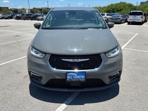 Used 2023 Chrysler Pacifica Touring-L FWD image 8