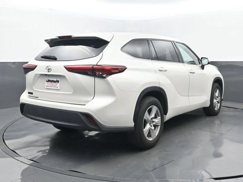 Used 2020 Toyota Highlander LE FWD image 6