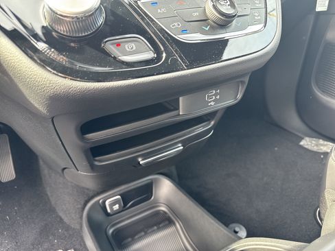 New 2026 Chrysler Voyager LX image 18