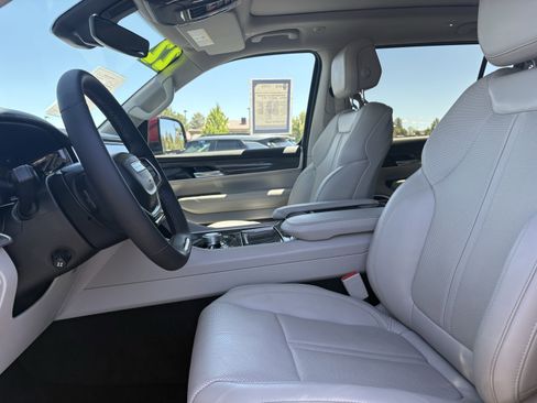 Used 2022 Jeep Wagoneer Series III w/ Premium Group I AWD/4WD image 17