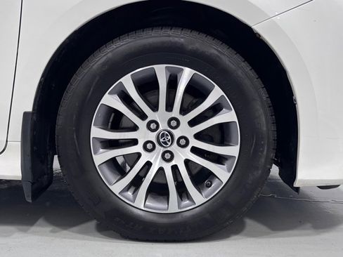 Used 2018 Toyota Sienna XLE Premium FWD image 32