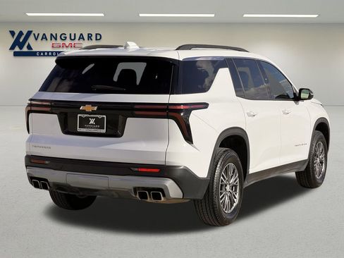 Used 2025 Chevrolet Traverse LT image 3