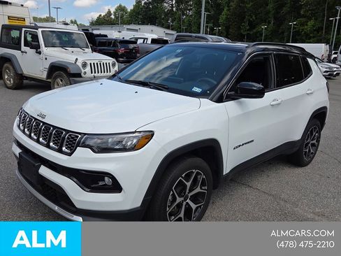 Used 2025 Jeep Compass Limited AWD/4WD image 4