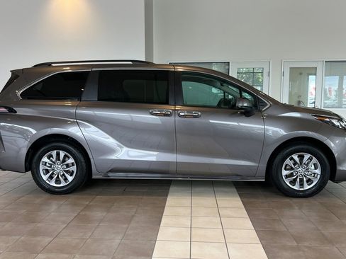 Used 2024 Toyota Sienna XLE image 3