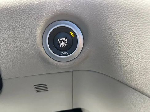 Used 2022 Chrysler Voyager LX image 16