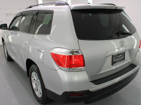 Used 2011 Toyota Highlander SE w/ Tow Pkg FWD image 7