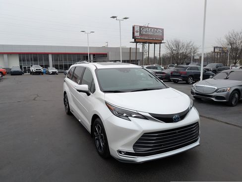 Certified 2025 Toyota Sienna Platinum image 2