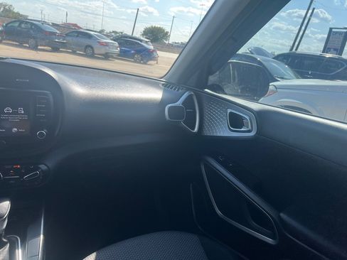 Used 2023 Kia Soul LX w/ LX Technology Package FWD image 18