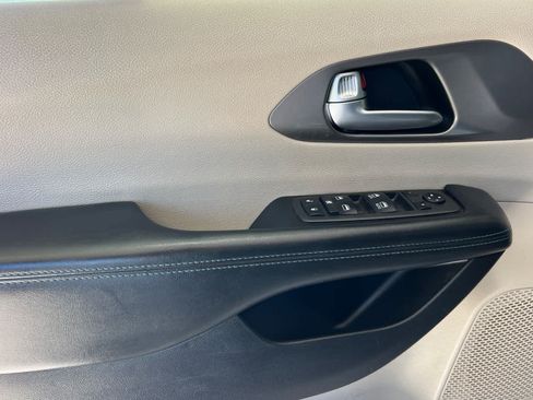Used 2021 Chrysler Pacifica Touring w/ Uconnect Theater Family Group FWD image 12