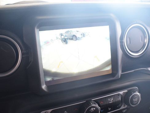 Used 2018 Jeep Wrangler Unlimited Sahara AWD/4WD image 26